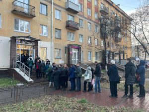 Огромная очередь образовалась у офиса «Ситикард» в центре Нижнего Новгорода