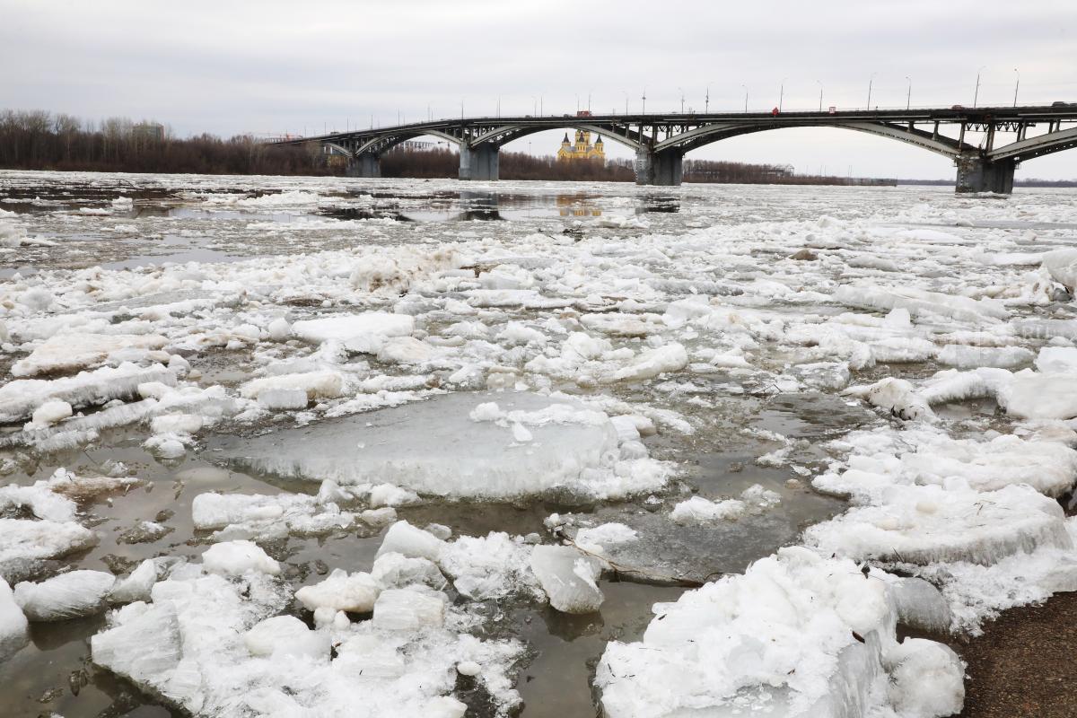 Ледоход начался на Волге в Нижнем Новгороде