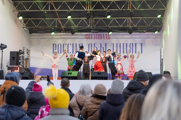 В День народного единства в Нижнем Новгороде состоялся межнациональный фестиваль «Россия объединяет»