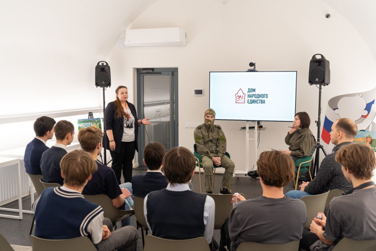 Участник СВО рассказал нижегородским школьникам о своих боевых товарищах и современной военной технике