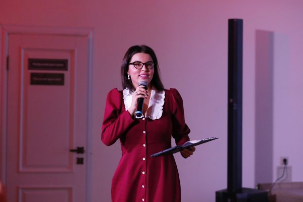 Мария Самоделкина вручила волонтерам первые льготные транспортные «Доброкарты»