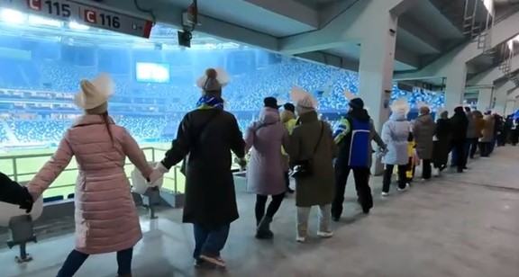 Хоровод из 723 человек в кокошниках на стадионе «Нижний Новгород» стал рекордным