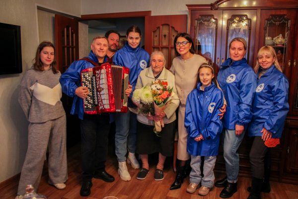 Волонтеры Победы поздравили со 100-летием ветерана ВОВ Марию Шмонину