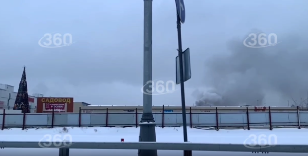 Густой дым при пожаре на рынке «Садовод» в Москве попал на видео