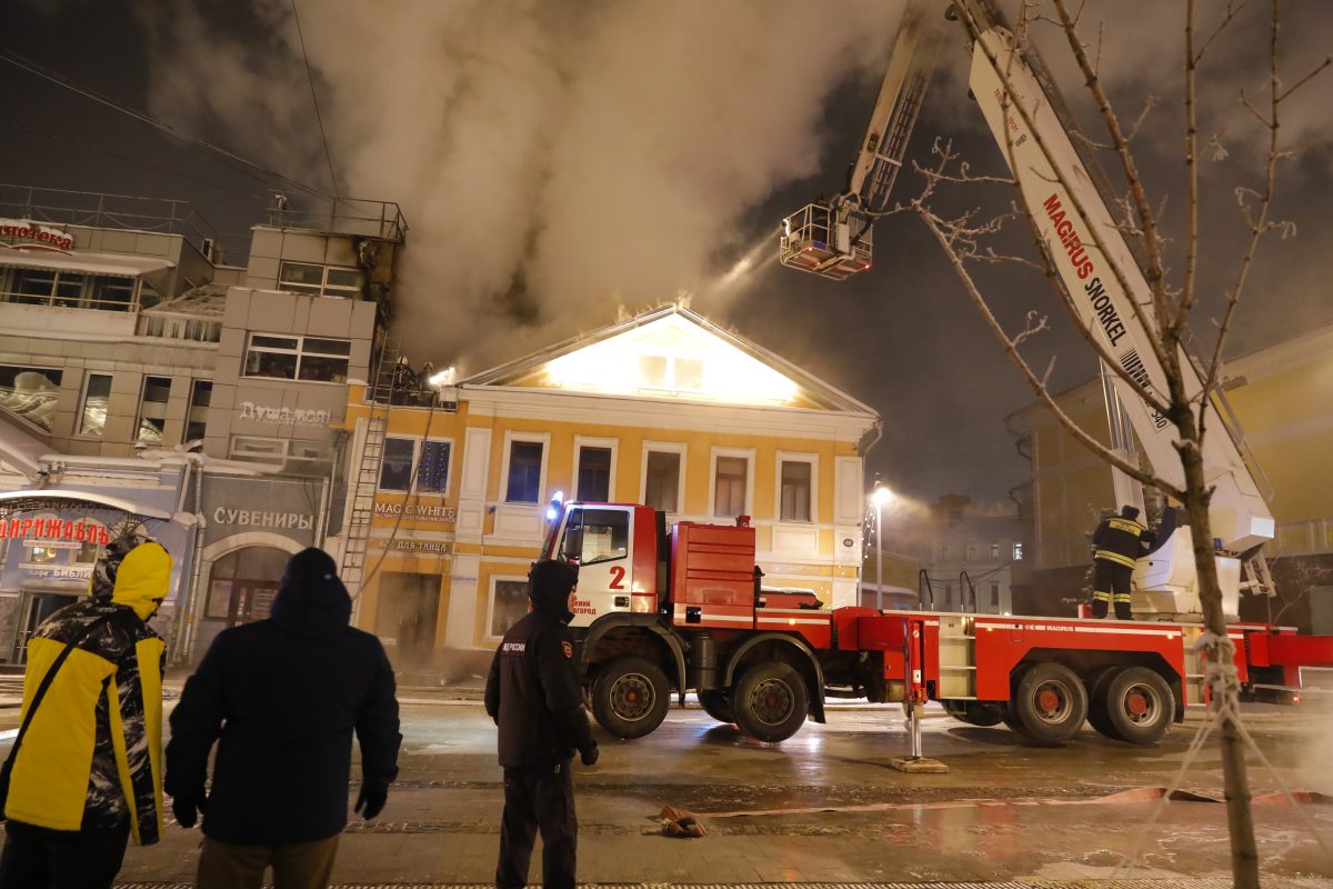 50 человек эвакуировали из горящего кафе на Большой Покровской улице