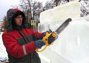 Сказочный снежный городок начали возводить в центре Дзержинска