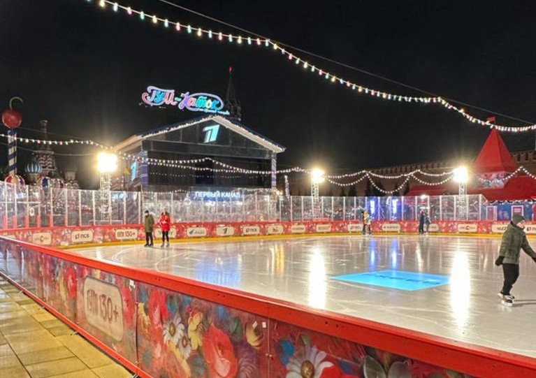 Спикер ЗСНО Евгений Люлин впервые прокатился на коньках на Красной площади