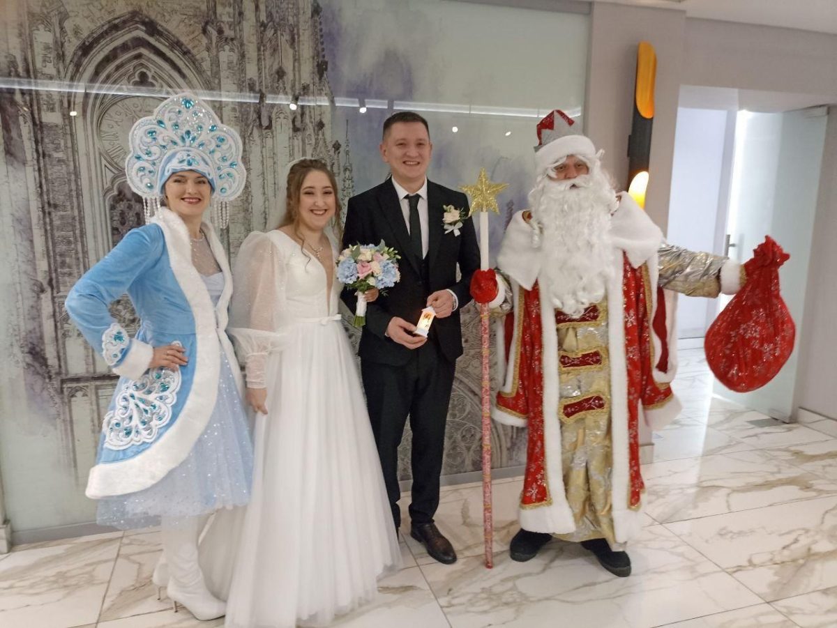 Дед Мороз и Снегурочка поздравили нижегородских молодоженов