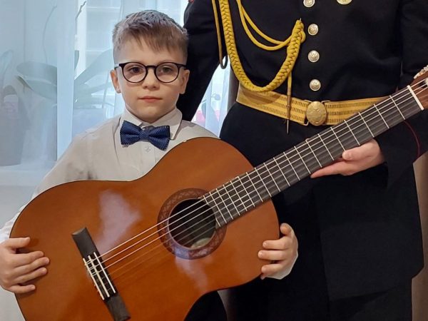 Сергей Морозов исполнил желание 7‑летнего мальчика и подарил ему гитару