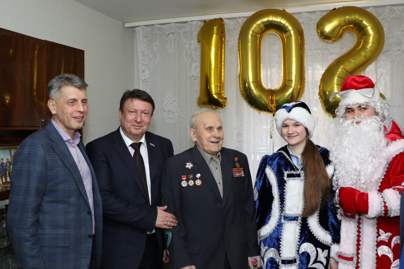 Олег Лавричев поздравил ветеранов-долгожителей с наступающим Новым годом