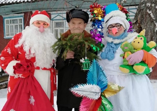 Дед Мороз для Митрия Михайловича: как соцработники поздравляют пожилых нижегородцев с Новым годом