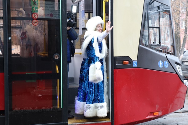 Новогодний трамвай с Дедом Морозом и Снегурочкой запустили в Нижнем Новгороде