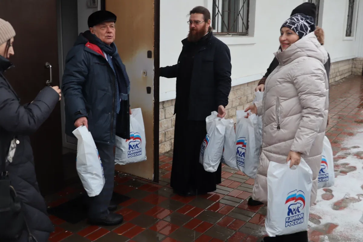Владимир Тарасов разгружает подарки для ребят из воскресной школы при храме в честь Покрова Пресвятой Богородицы