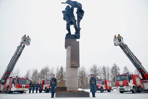 Памятник пожарным-спасателям открыли в Санкт-Петербурге