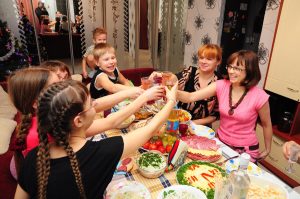 Сколько можно выпить и чем лучше закусывать в новогодние праздники: советы врача