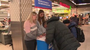 Сбор подписей за кандидата на выборы президента РФ Владимира Путина идет на Бору