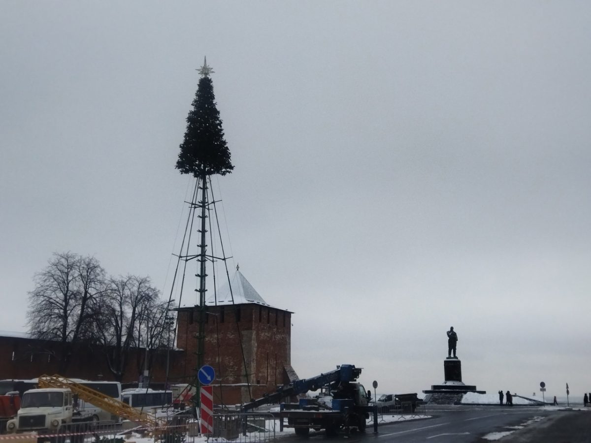 Установку новогодней елки на площади Минина завершат до 10 декабря