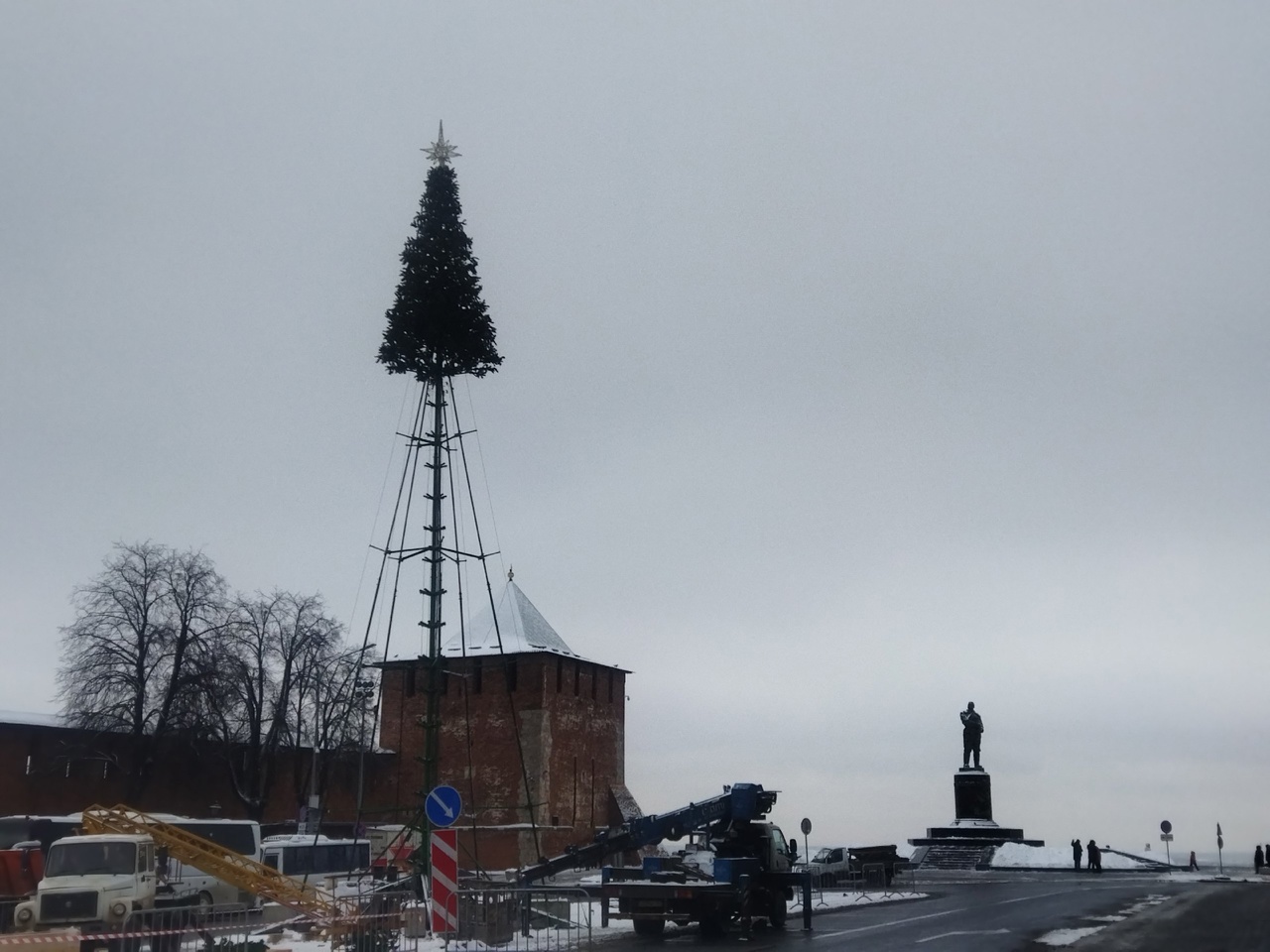 Новогоднюю елку начали устанавливать на площади Минина