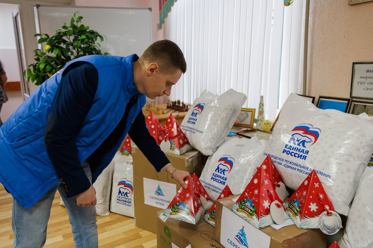 Волонтеры передали для нижегородцев старшего поколения новогодние подарки