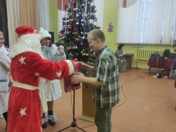 Волонтеры исполнили новогодние желания жителей Автозаводского ПНИ