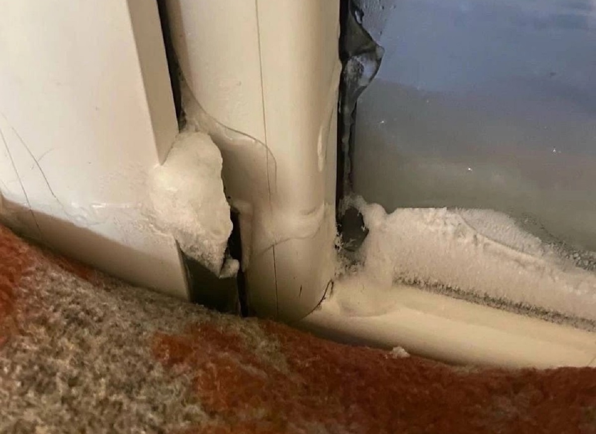 Из-за холода окна детской больницы покрылись снегом в Нижнем Новгороде