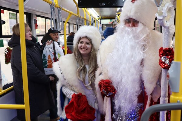 Новогодний трамвай с Дедом Морозом и Снегурочкой запустили в Нижнем Новгороде