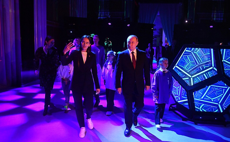 Владимир Путин посетил международную выставку-форум «Россия» в Москве