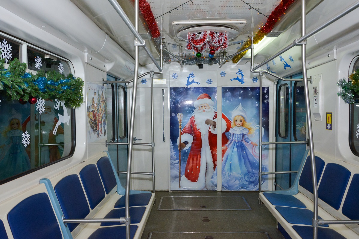 Вагоны нижегородского метро украсили к Новому году