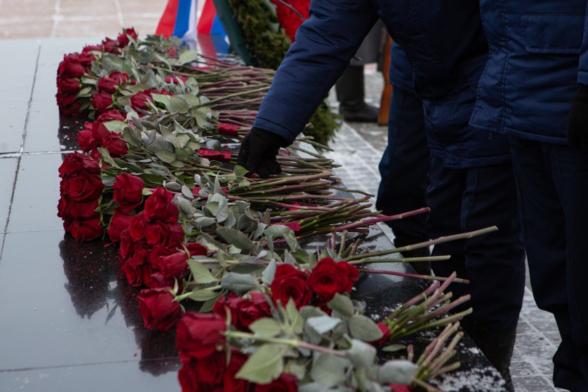 В Нижегородском кремле возложили цветы к Вечному огню в память о Героях Отечества