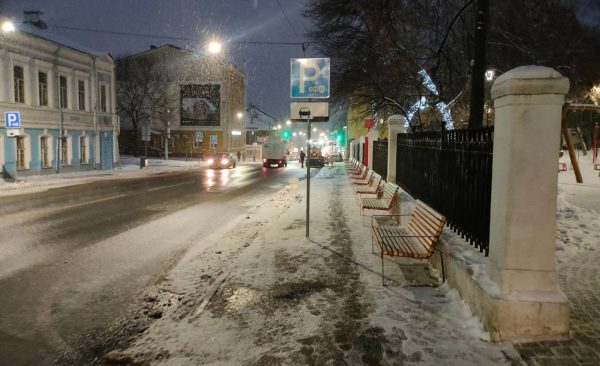 Новые скамейки на улице Алексеевской демонтируют