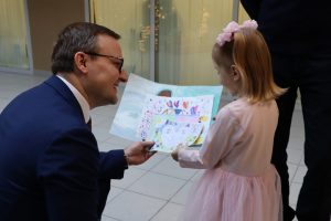Нижегородский министр соцполитики Игорь Седых подарил велосипед Кристине