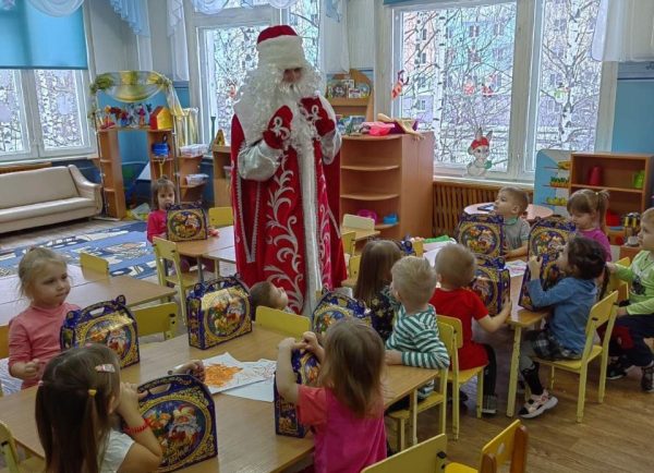 Новогодние подарки для всех юных нижегородцев доставили в детсады и школы