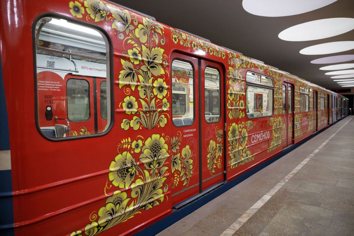 Поезд, расписанный под нижегородскую хохлому, запустили в новосибирском метро