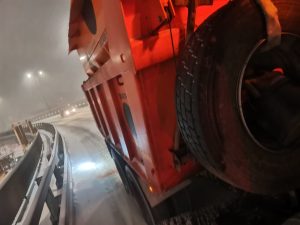 Коммунальная техника после обработки дорог противогололедными материалами приступила к прометанию магистралей