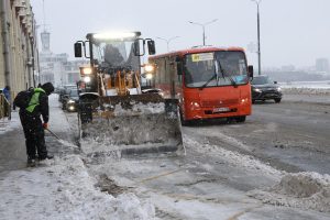 Последствия ночного снегопада разгребают в Нижнем