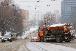 Последствия ночного снегопада разгребают в Нижнем