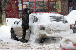 Последствия ночного снегопада разгребают в Нижнем