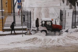 Последствия ночного снегопада разгребают в Нижнем