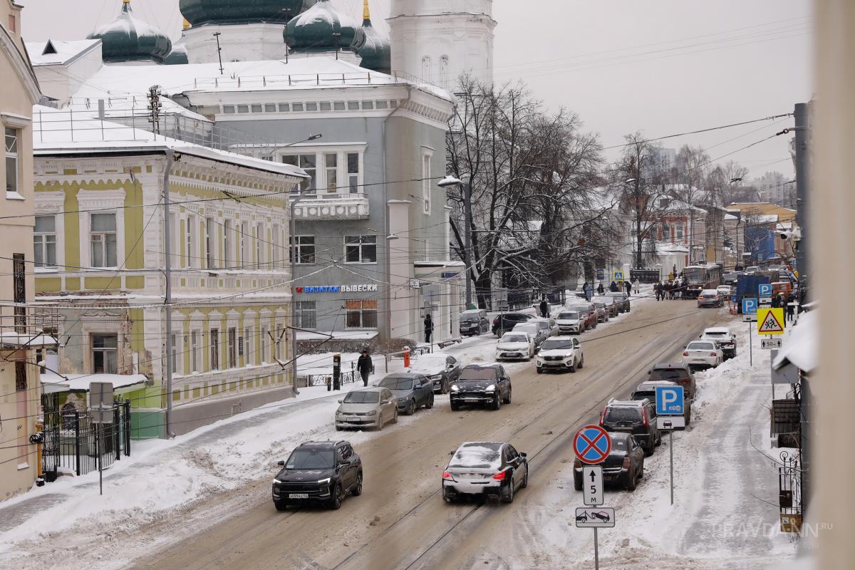 Последствия ночного снегопада разгребают в Нижнем