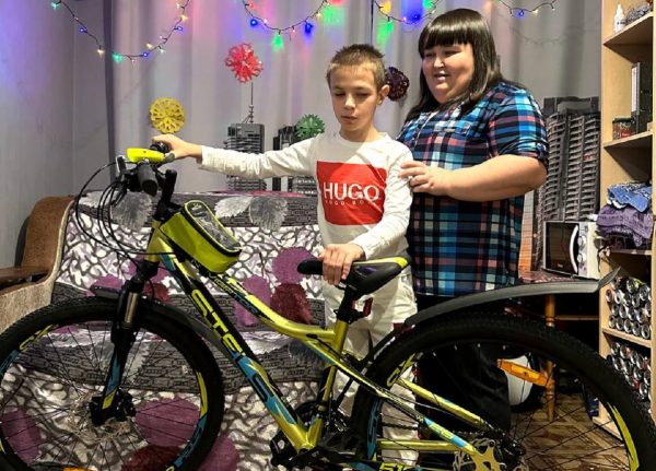 Юрий Шалабаев подарил мальчику велосипед в рамках акции «Ёлка желаний»