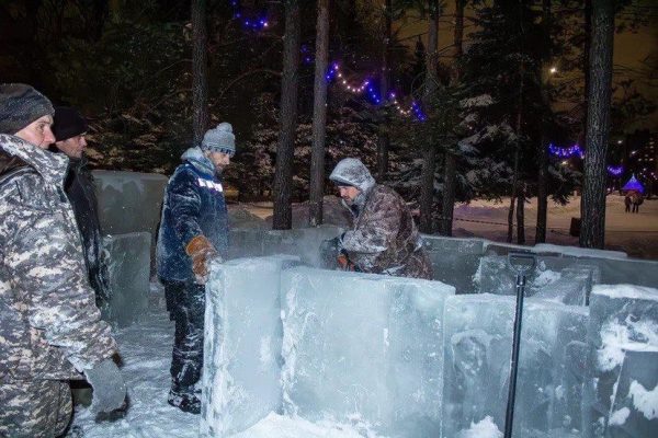 Сказочный Ледовый лабиринт от Эн+ начали строить в Автозаводском парке