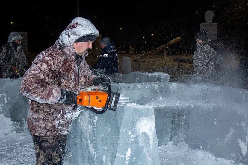 На площадке работают 12 скульпторов, которые превращают лед в изящные фигуры