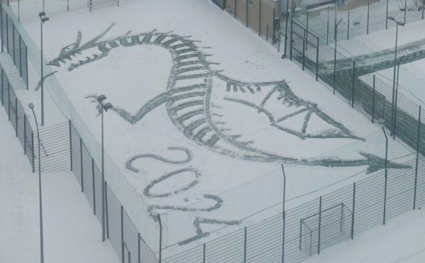 Символ нового года появился на заснеженном футбольном поле в Нижнем Новгороде