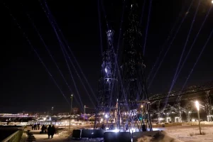 Опубликованы фотографии новогодних инсталляций на Стрелке