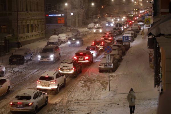 Непрекращающийся снегопад привел к 9‑балльным пробкам в Нижнем Новгороде