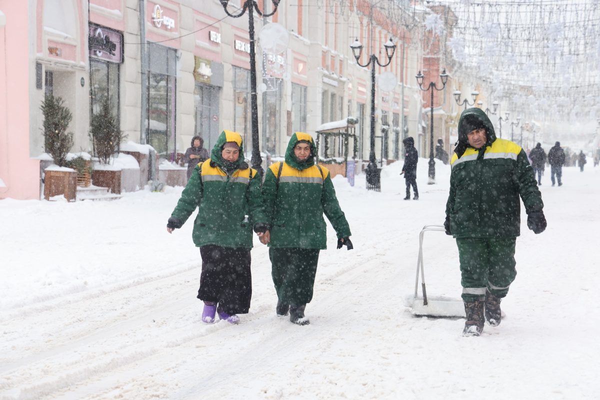 Опубликованы фото, как в Нижнем Новгороде борются с последствиями снегопада