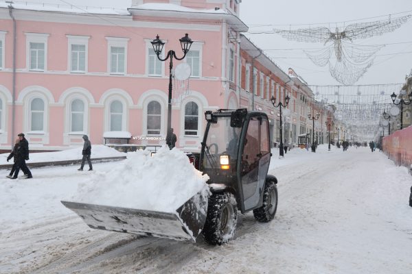 700 спецмашин расчищают дороги от снега в Нижнем Новгороде