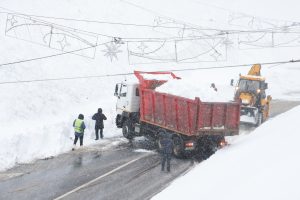Появились фото, как убирают снежный завал на Зеленском съезде