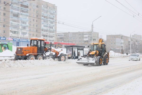 Более 120 человек и 80 единиц техники задействованы в уборке снега в Дзержинске