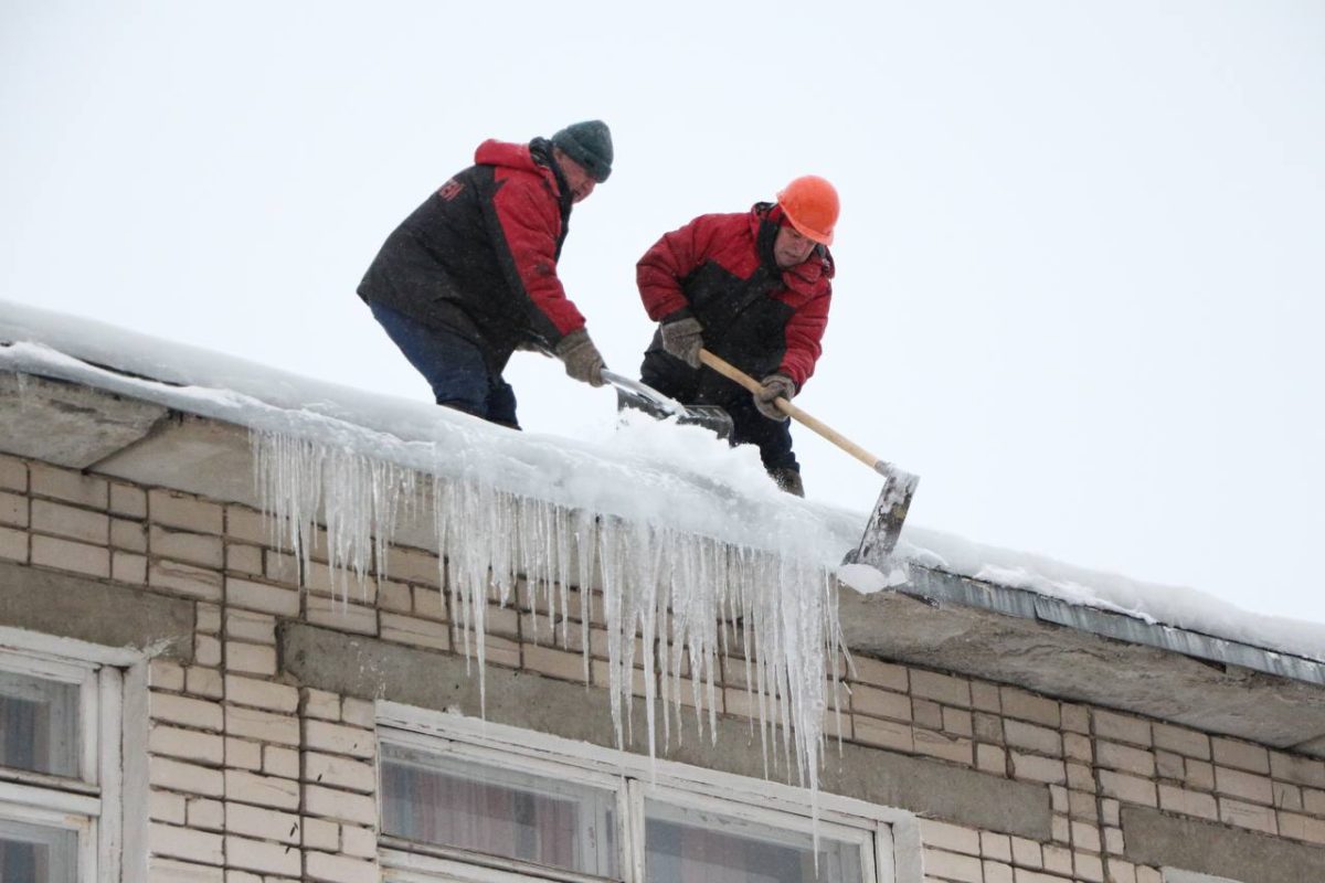 Уборка наледи и снега с крыш социальных учреждений Дзержинска идет в штатном режиме